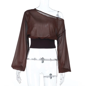 Detail der schulterfreien Chiffon-Bluse mit Laternenärmeln und gesmokter Taille