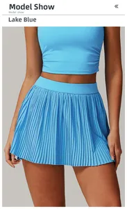 Detail eines seeblauen Tennisrockes mit Falten, hoher Taille und atmungsaktivem Stoff