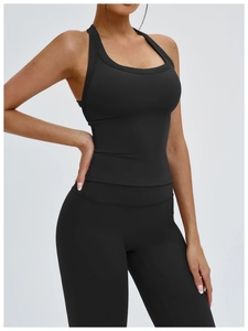 Dettaglio del top sportivo nero con dorso a Y e leggings a vita alta per lo yoga