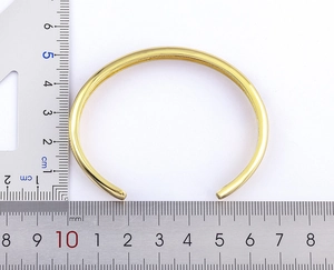 Detailed size measurements showing adjustable 18k gold plated bangle inner diameter