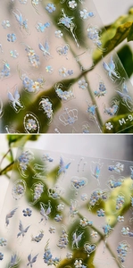 Detalle macro de pegatinas láser holográficas con flores azules y patrones de mariposas