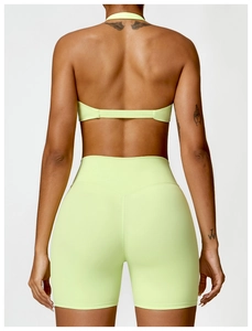 Vue arrière du soutien-gorge de yoga dos nu vert fluo et du short taille haute ajusté