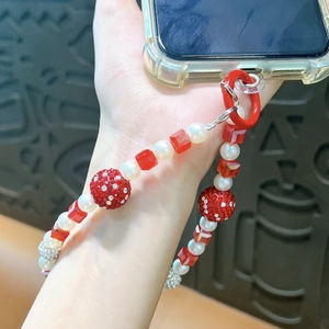 Dragonne de téléphone perlée à la main avec cubes en cristal rouge et perles blanches.