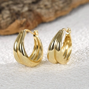 Minimalist U-shaped gold striped hoop earrings with a polished metallic finish