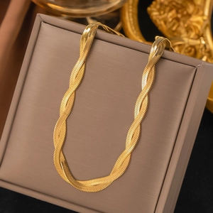 Detailansicht der goldenen Schlangenkette mit Webstruktur auf einer Schmuckschatulle