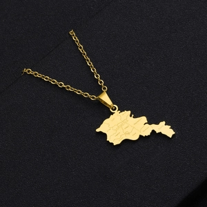 Vue détaillée du pendentif carte de l'Arménie dorée avec noms de régions sur fond sombre