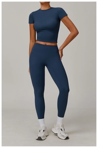 Detail of navy blue high-waist yoga leggings and short-sleeve crop top sports set