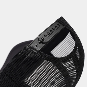 Détail du tissu en maille respirante et fermeture en plastique réglable sur casquette noire