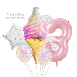 Detalle de globo de papel de helado grande con número 3 rosa y globos con confeti brillante
