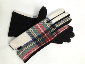 Detail der Touchscreen-Handschuhe mit klassischem Schottenmuster und leitfähiger Fingerspitze