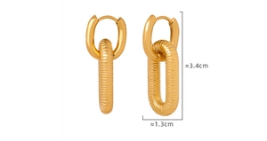 Dettaglio orecchini ovali testurizzati oro con dimensioni 3,4 cm altezza e 1,3 cm larghezza