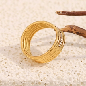 Dettaglio anello attorcigliato multistrato placcato oro 18K con diamanti su pietra