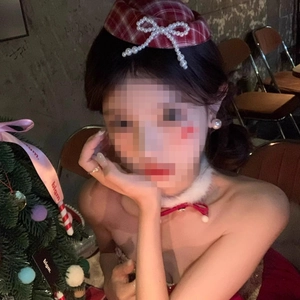 Christmas plaid hat hair clip set with pearl bow and fur collar on model