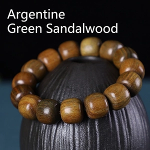 Bracelet en bois de santal vert d'Argentine avec perles tonneau sur socle zen