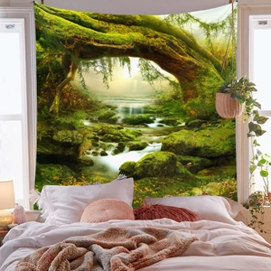 Dettaglio dell'arazzo forestale con alberi muschiosi e ruscello sopra il letto in camera