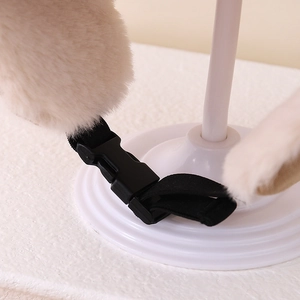 Gros plan sur la fourrure synthétique beige et la boucle de réglage en plastique noir