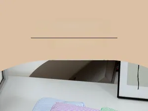 Détail de pochettes de rangement en seersucker à rayures bleu, violet et vert