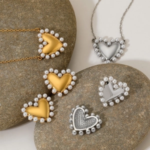 Ensemble collier et boucles d'oreilles cœur en or et argent avec perles sur pierre