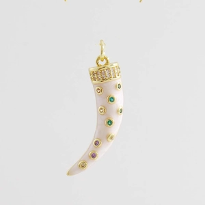 Macro del ciondolo a corno in smalto bianco placcato oro 18K con zirconi colorati
