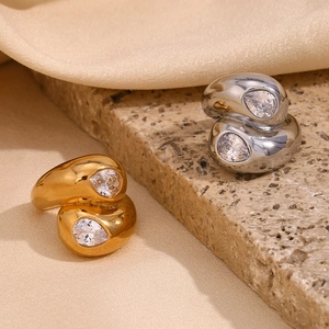 Détail d'une bague serpent plaquée or 18 carats avec zircon sur pierre et fond en soie
