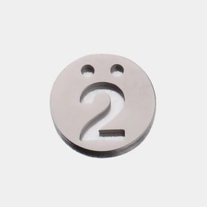 Pendentif rond en acier inoxydable poli avec chiffre 2 ajouré et deux trous de fixation
