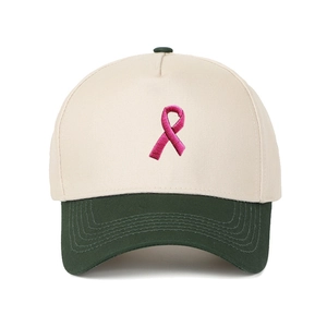Detail der Stickerei mit rosa Schleife auf der zweifarbigen Trucker-Mütze mit grünem Schirm