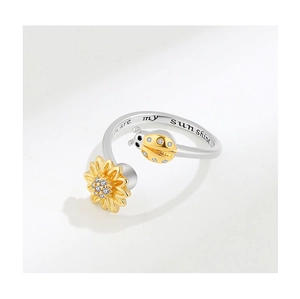 Dettaglio dell'incisione 'you are my sunshine' sull'anello in argento S925 con coccinella