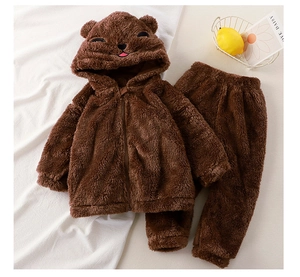 Détail de pyjama enfant en polaire avec capuche à oreilles d'ours brun et zip