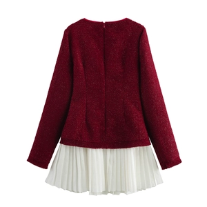 Détail du haut en tweed rouge avec ourlet plissé blanc et fermeture éclair invisible