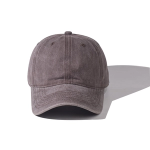 Détail d'une casquette de baseball en coton lavé gris anthracite aux coutures soignées