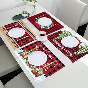 Detalle de manteles individuales navideños de cuadros rojos y negros con motivos