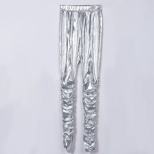 Detail der silbernen Metallic-Hose mit gerafften Stapeln und glänzendem Y2K-Beschichtungsstoff
