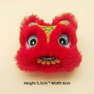 Dettaglio accessorio danza del leone in peluche rosso con ricami, misura 5,5x6 cm
