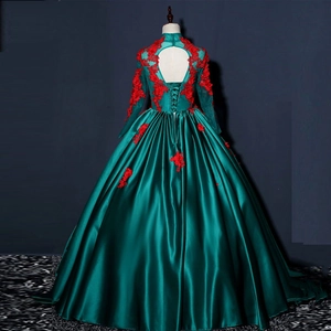Robe de soirée élégante en satin vert foncé avec broderie florale rouge et dos lacé
