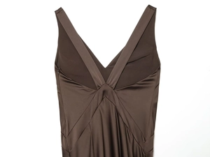 Dettaglio del vestito lungo in raso marrone scuro con elegante scollo a V e seta lucida