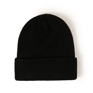 Gros plan sur la texture en maille côtelée noire et le revers de ce bonnet pour enfant