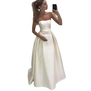 Robe de mariée élégante en satin ivoire avec taille haute, nœud et jupe longue au sol