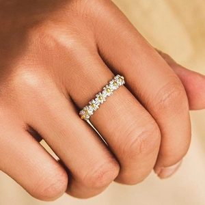 Süßer Gänseblümchen-Ring aus 925er Sterlingsilber mit goldenem Detail am Model