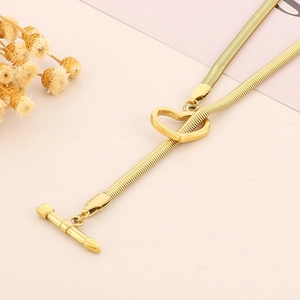 Dettaglio di una collana a catena a serpente dorata con ciondolo a cuore e chiusura OT