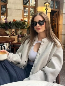Veste d'automne beige pour femme avec haut blanc ajouré et pantalon à rayures