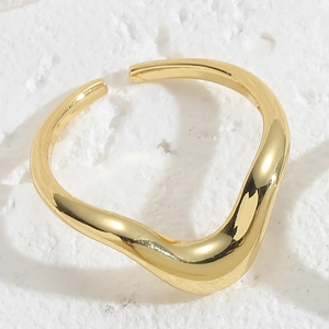 Polierter goldener Wellenring aus Titanstahl mit Naturstein und verstellbarer Krone