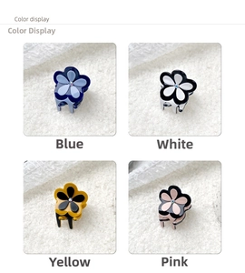 Détail de quatre mini-pinces à cheveux en forme de fleur : bleu, blanc, jaune et rose