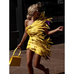 Robe Mini Jaune À Épaule Asymétrique Avec Patchwork De Plumes Sexy Coupe Ajustée Taille Haute Tenue De Soirée Club Sans Manches Femme