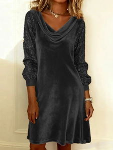 Détail de la manche d'une robe en velours noir avec texture de dentelle patchwork fine