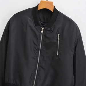 Klassische schwarze Bomberjacke mit Stehkragen und silbernem Reißverschluss auf Bügel