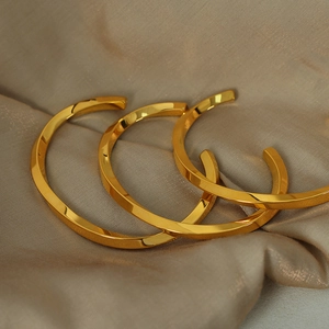 Retro geometric twisted gold plated titanium steel open bangle with elegant glossy finish