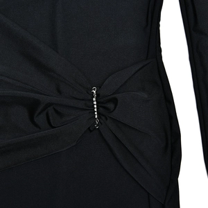 Dettaglio del design arricciato laterale e catena in metallo con strass sull'abito