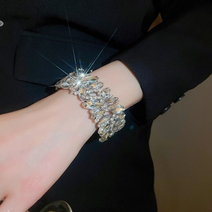 Detail eines silbernen Armreifens mit geschliffenen Markasit-Kristallen für Damen