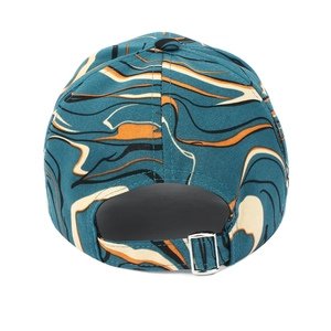 Détail de la casquette avec motif marbré et boucle de réglage en métal argenté