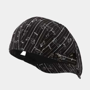 Béret noir à rayures élégant avec graffiti artistique et bouton en métal décoratif